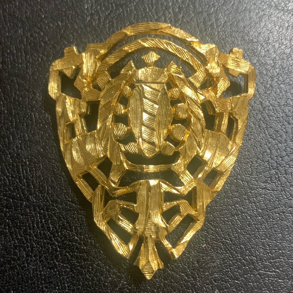 RARE ESTATE FIND… CASTLECLIFF .. Gold Crest Pendant … excellent condition